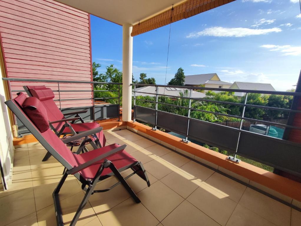 Balkón nebo terasa v ubytování Neptune Appart T3 avec Grande Terrasse et Parking Privé, Proche des Plages, Saint Gilles Les Bains
