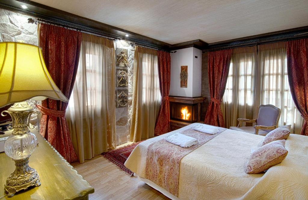 Postel nebo postele na pokoji v ubytování AROMA DRYOS SPA & ECO Hotel