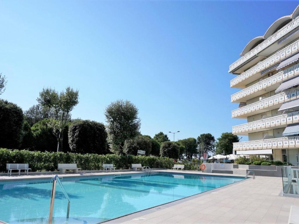 een zwembad voor een appartementencomplex bij Property in Porto Santa Margherita VE in Porto Santa Margherita di Caorle