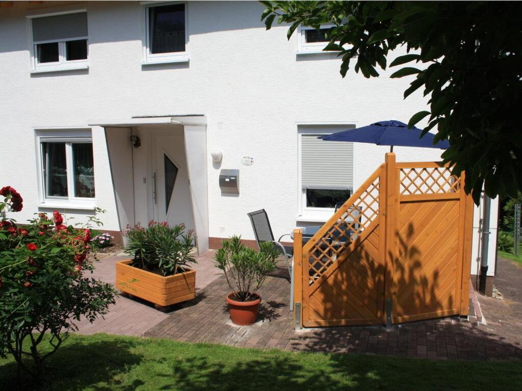 una puerta de madera con una sombrilla frente a una casa en Antonia Comfortable holiday residence, en Witzenhausen