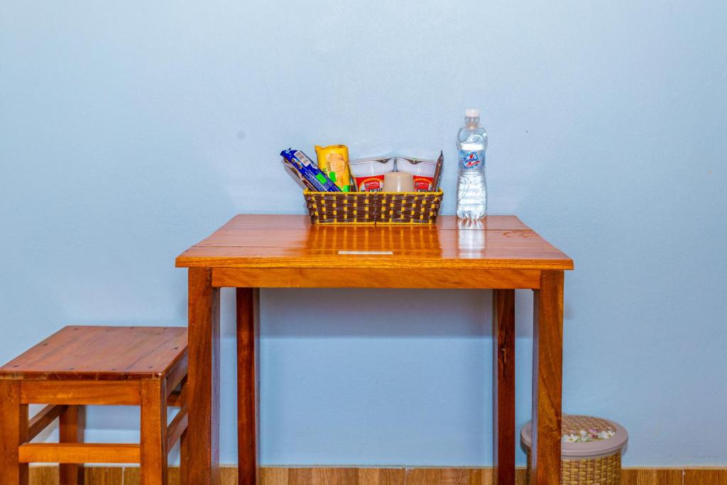 una mesa de madera con una cesta de artículos. en Son River Homestay en Phong Nha