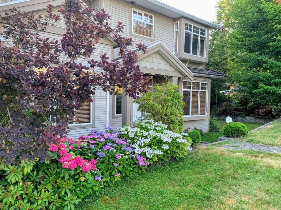 una casa con un ramo de flores en el patio en North Vancouver Haven:Where Comfort Meet Adventure, en North Vancouver