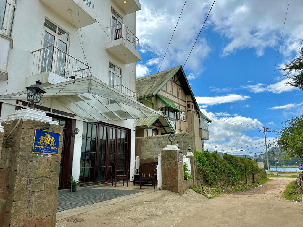 um edifício branco com uma varanda ao lado em Royal Pearl Hills em Nuwara Eliya