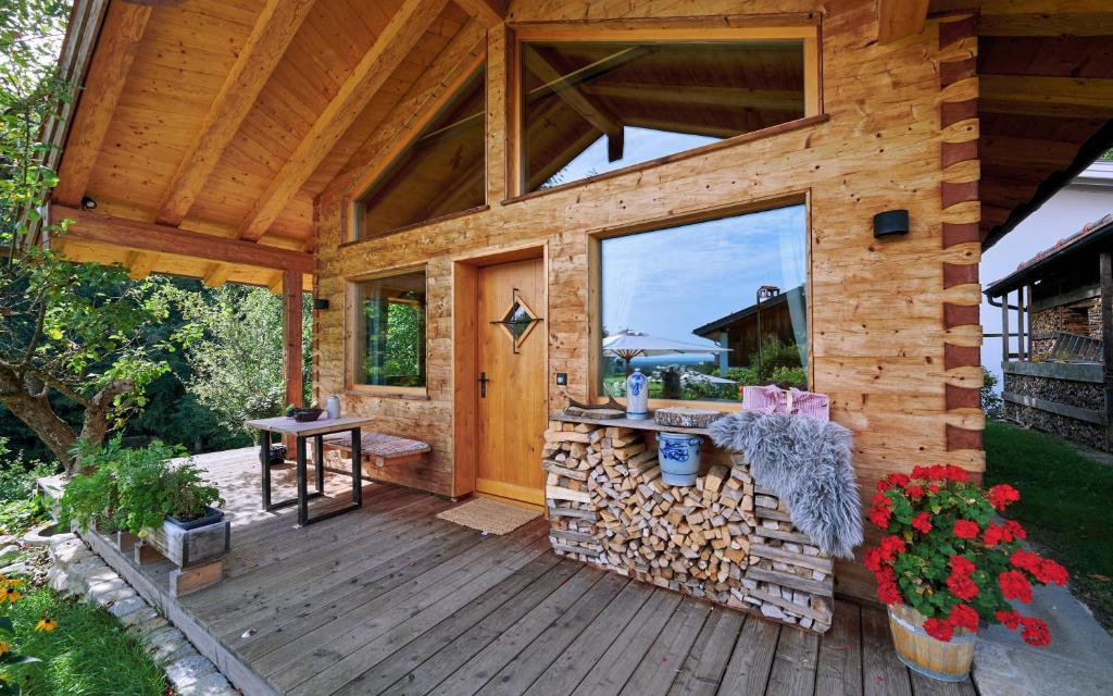 Balkón nebo terasa v ubytování Das Alm-Chalet-Chiemsee