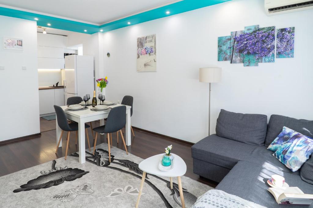 Posezení v ubytování Luxury 2BR Retreat in Central Varna