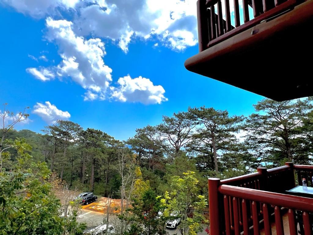 uma vista do convés de uma casa em The Forest Lodge at Camp John Hay privately owned unit with parking 371 em Baguio