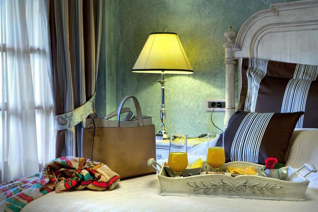 Postel nebo postele na pokoji v ubytování AROMA DRYOS SPA & ECO Hotel