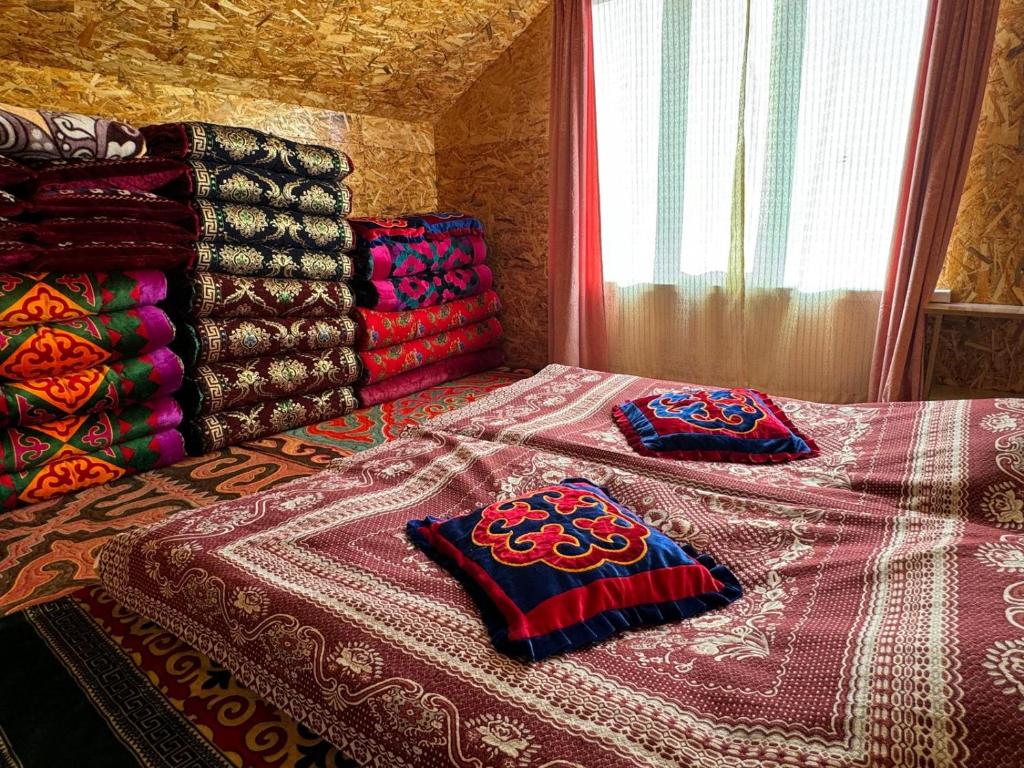 Llit o llits en una habitació de Guest House Dinara