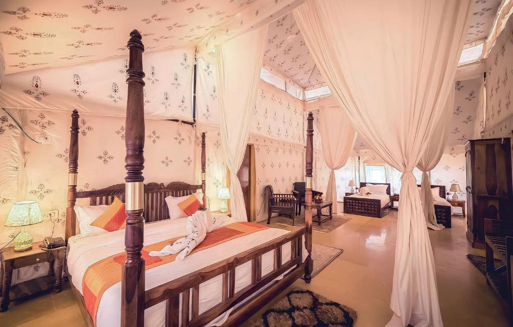 Tempat tidur dalam kamar di Desert Heritage Luxury Camp And Resort
