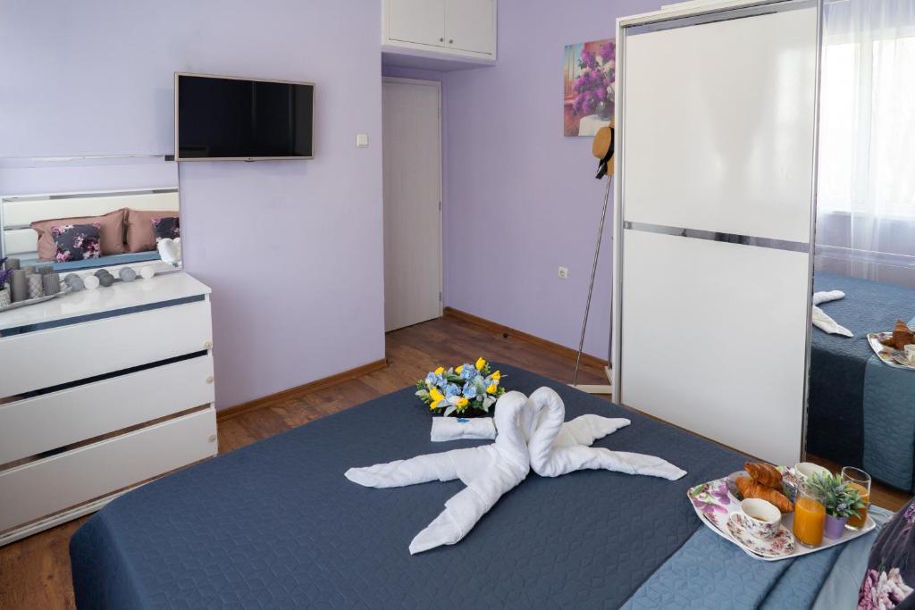 TV a/nebo společenská místnost v ubytování Luxury 2BR Retreat in Central Varna