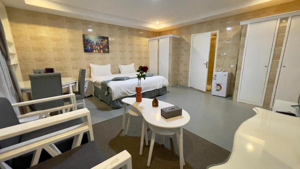 塞卡凱的住宿－أرائك توق，酒店客房设有一张床和一张小桌子。