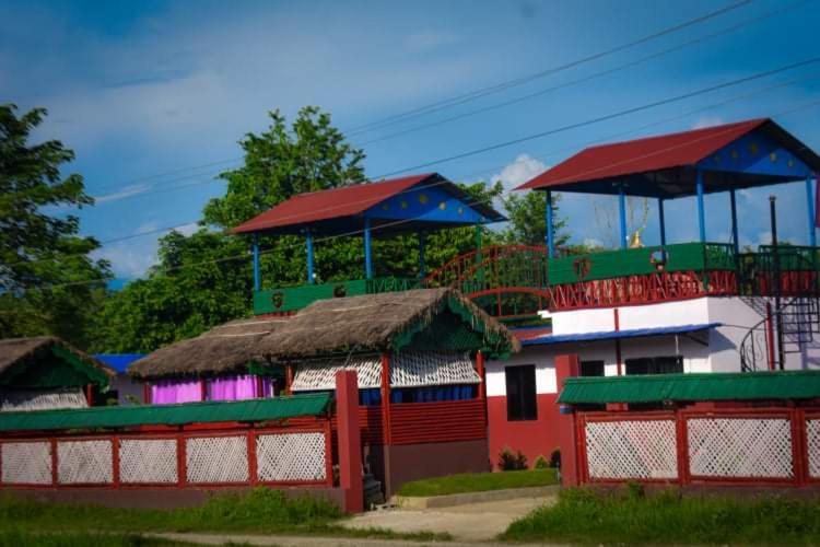 Maruwā Ghāt的住宿－Dreams restaurant and lodge，一组茅草屋顶的房屋
