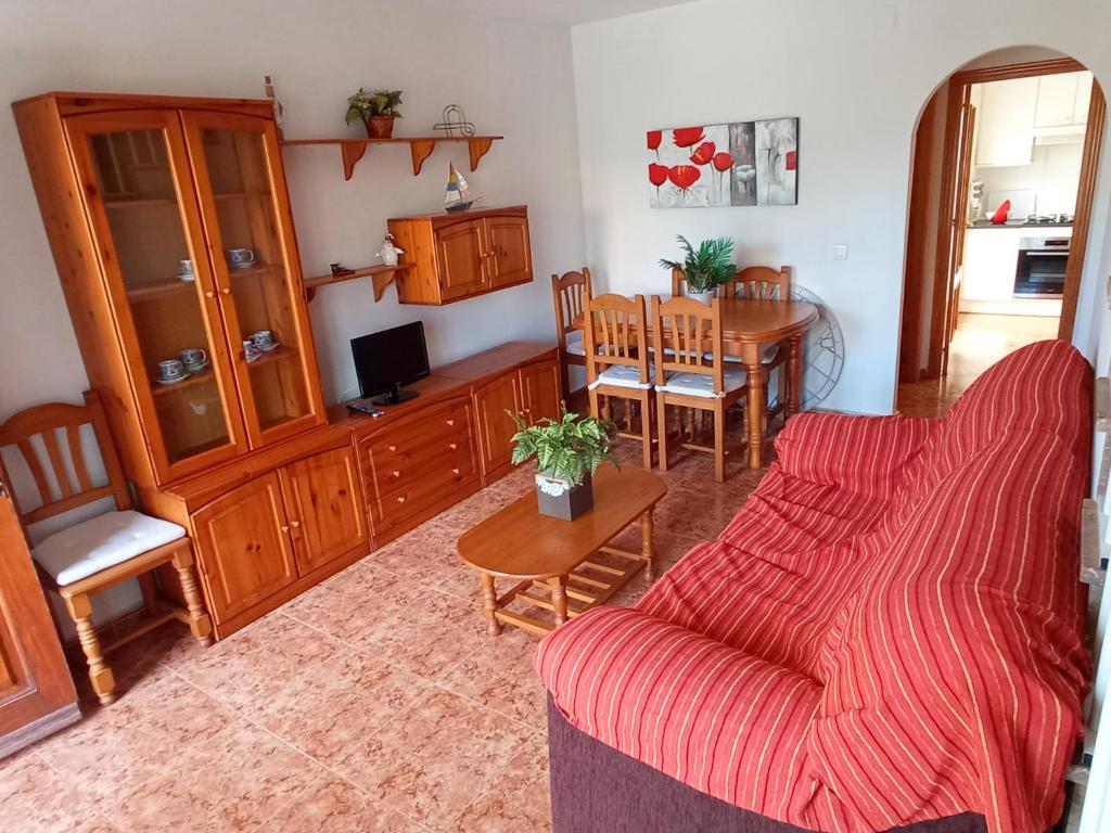 sala de estar con sofá y mesa en Adosado con garaje privado - Junto al mar, en Los Nietos