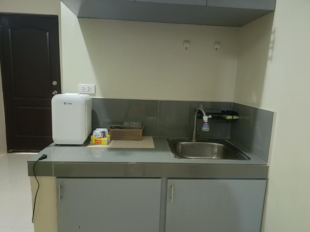 kuchnia ze zlewem i blatem w obiekcie Ck building apartment w mieście Mabalacat
