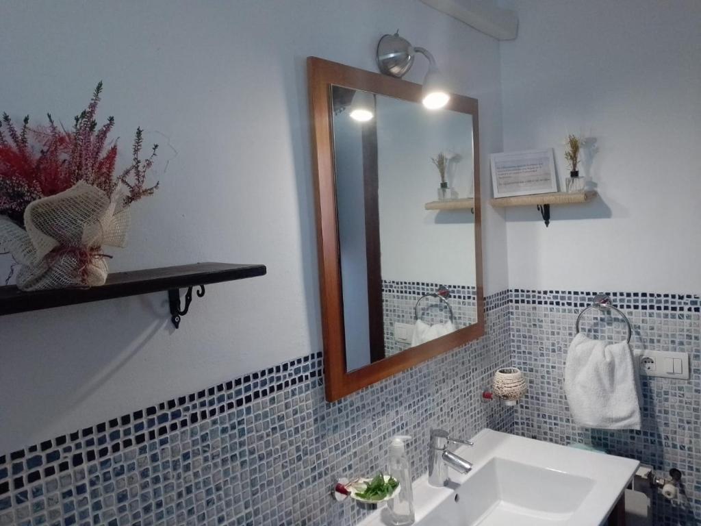 y baño con lavabo y espejo. en Claustro Home Casco Histórico Córdoba, en Córdoba