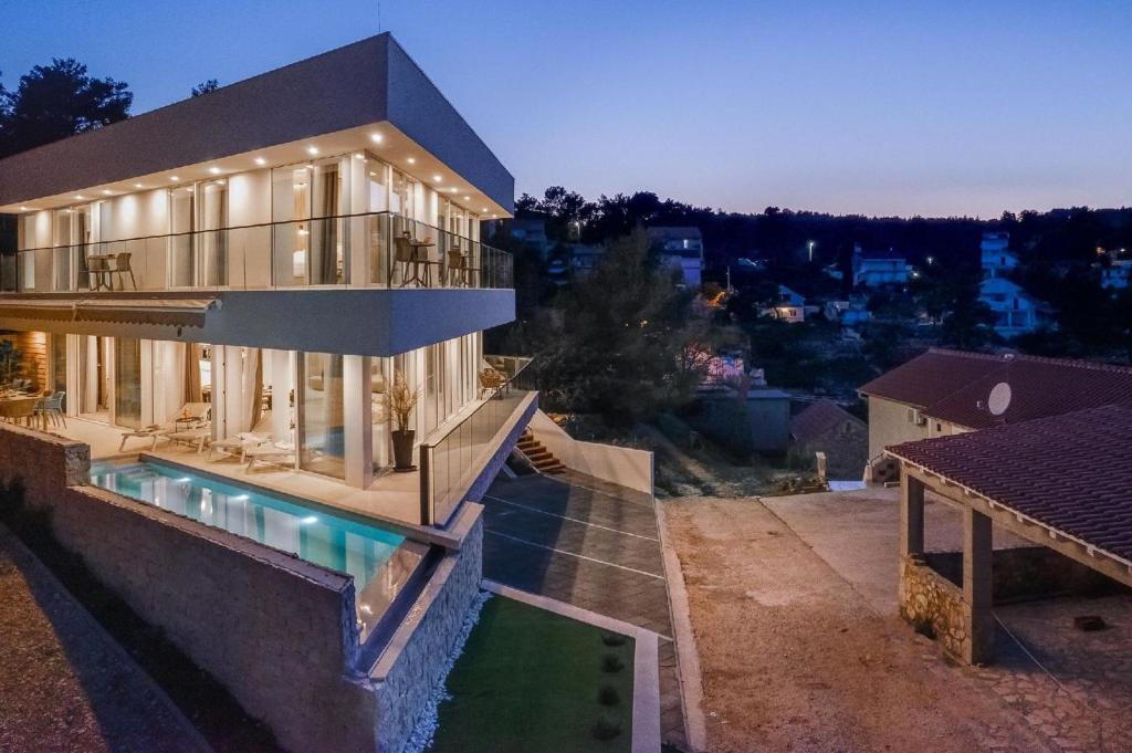 Villa Tiffany mit privatem Außen- und Innenpool tesisinde veya buraya yakın yüzme havuzu