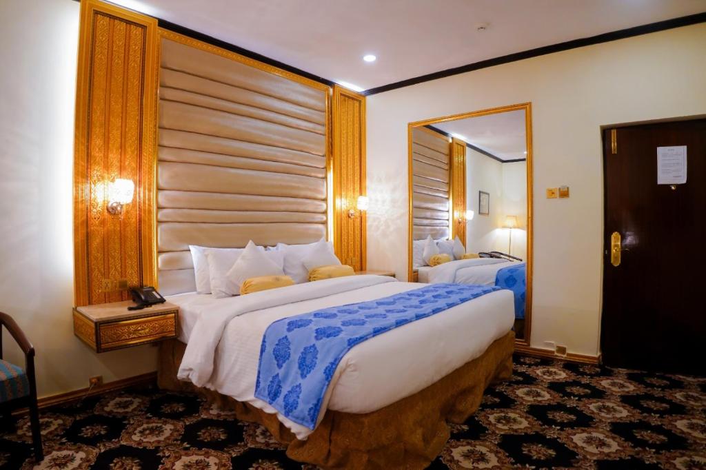 Giường trong phòng chung tại Indus Hotel Hyderabad