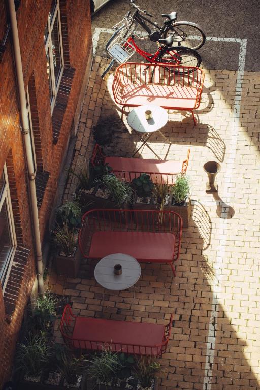 an overhead view of a table and benches and a bike at Milling Hotel Ansgar in Odense