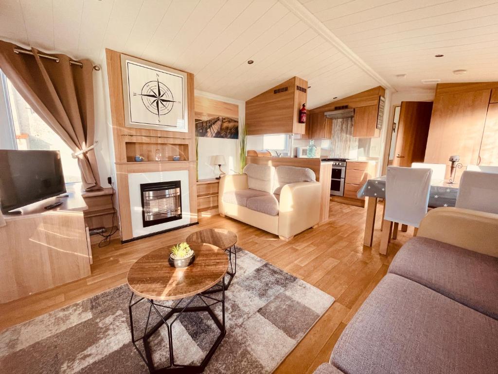 a living room with a couch and a table at Ferienhaus Bordeaux Neuenpleen in Neuenpleen