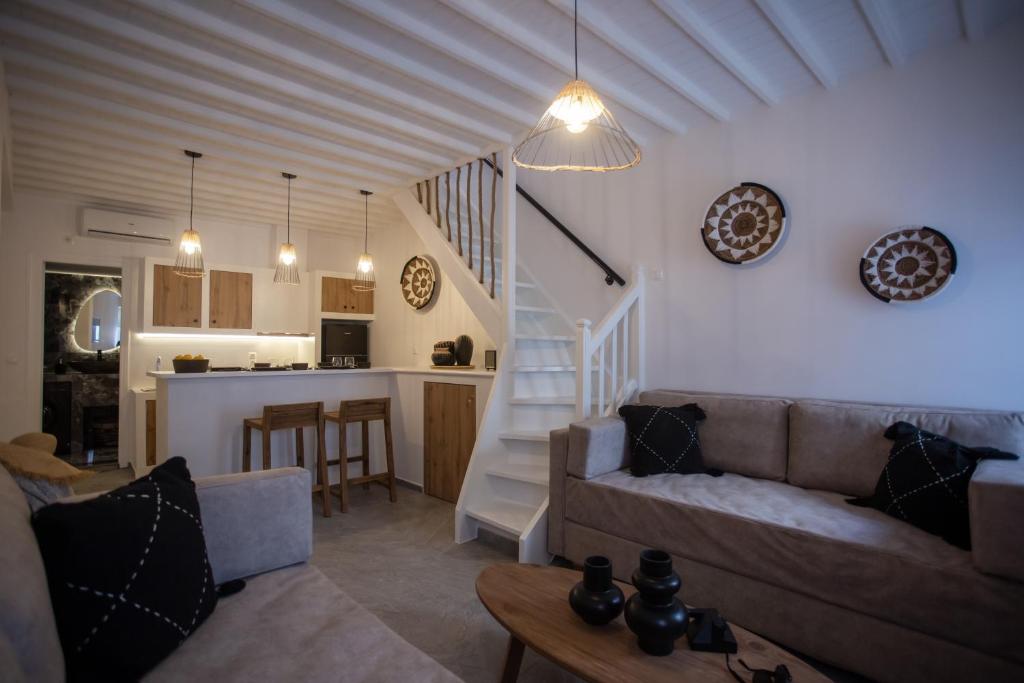 een woonkamer met een bank en een keuken bij Athena΄s Residency / Mykonos Town in Mykonos-stad