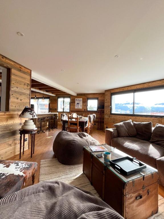 un salon avec un canapé et une table dans l'établissement Grand Appartement duplex à louer Font-Romeu hypercentre, à Font-Romeu-Odeillo-Via