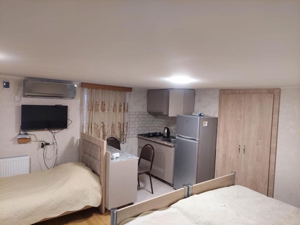 Kleines Zimmer mit einem Bett und einer Küche in der Unterkunft Guest House Lakada in Kutaissi