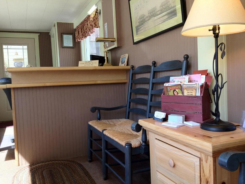 a room with two chairs and a desk with a lamp at Rugged Country Lodge in Pendleton