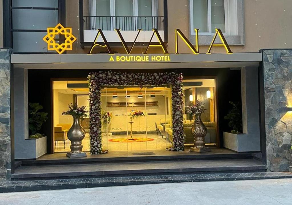 uma loja em frente a um boutique hotel com uma placa em Avana- A Boutique Hotel em Hyderabad