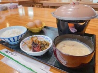 een dienblad met een koffiezetapparaat en een kom eten bij 水辺プラザかもと in Yamaga