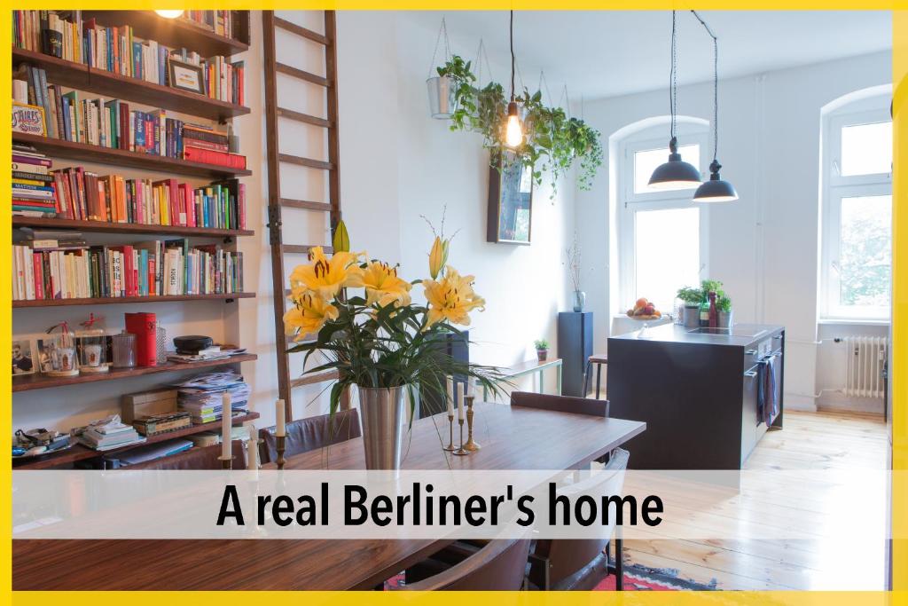 prawdziwy dom berlinierów ze stołem i kwiatami w obiekcie 90sqm Masterpiece-Loft in scenic Kreuzberg for up to 6 persons w Berlinie