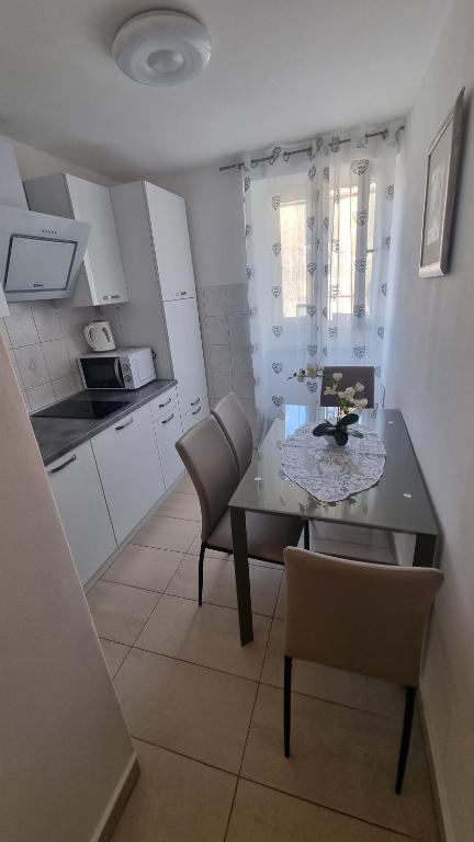Kuchyňa alebo kuchynka v ubytovaní Apartment Vestibul Inn