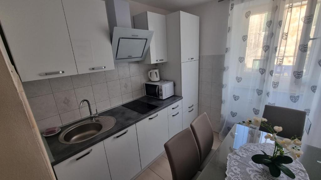 Kuchyňa alebo kuchynka v ubytovaní Apartment Vestibul Inn