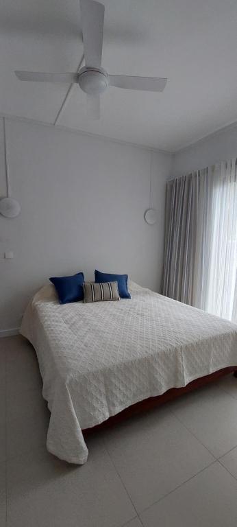 Postel nebo postele na pokoji v ubytování Canari Waterfront Villas