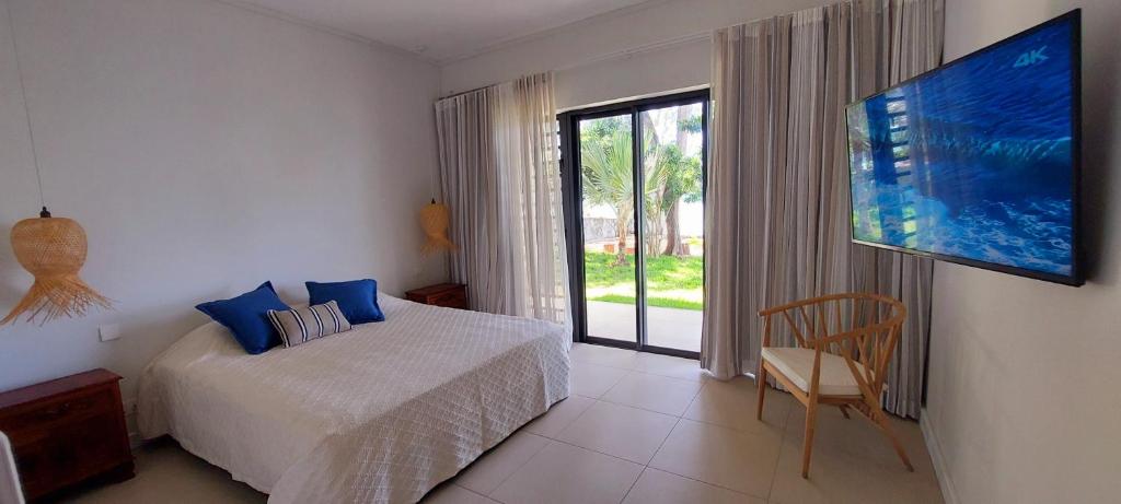 Postel nebo postele na pokoji v ubytování Canari Waterfront Villas