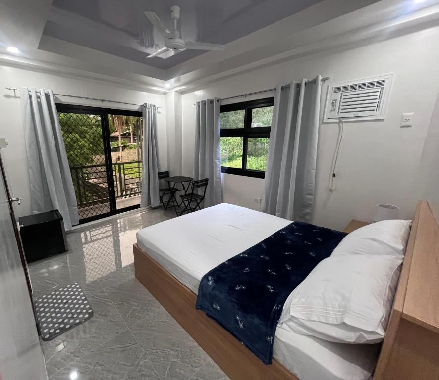 Un dormitorio con una cama grande y una ventana en Publikhaus en Caliclic