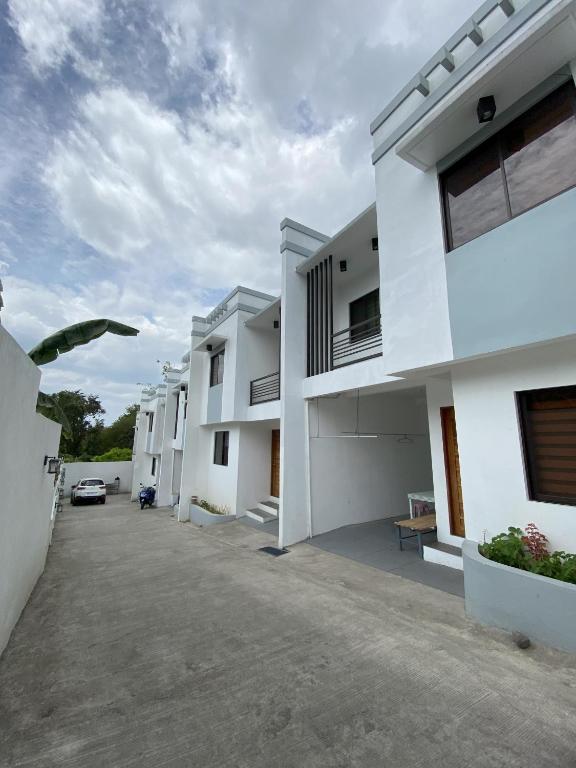 una fila de casas blancas con un estacionamiento en Greenview Terraces en Kay Riapay