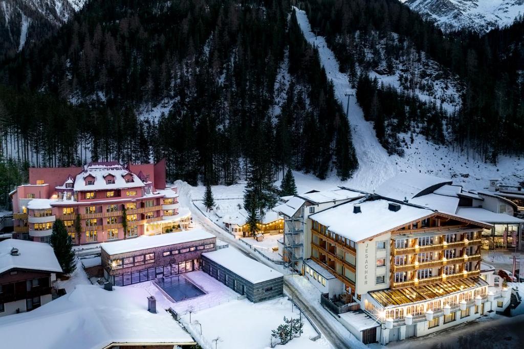 Una vista aérea de un complejo turístico en la nieve. en Hotel Jesacherhof 4s, en Sankt Jakob in Defereggen