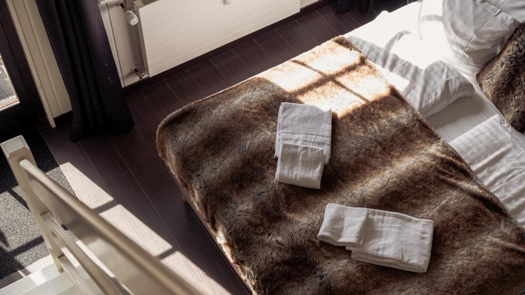 シャンプーサンにあるChampoussin Lodgeのベッドルームのベッドに茶色の毛布