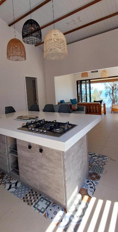 Kuchyň nebo kuchyňský kout v ubytování Canari Waterfront Villas