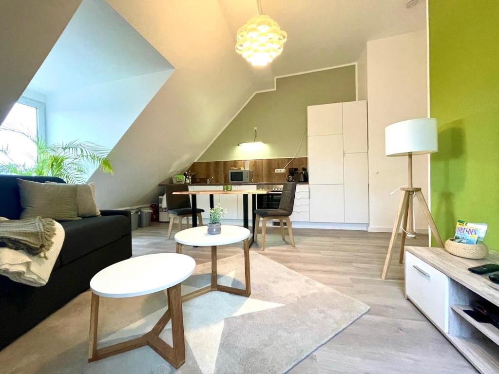 ein Wohnzimmer mit einem Sofa und einem Tisch in der Unterkunft Apartment Zschachwitz - frisch renovierter Wohlfühlort! in Dresden