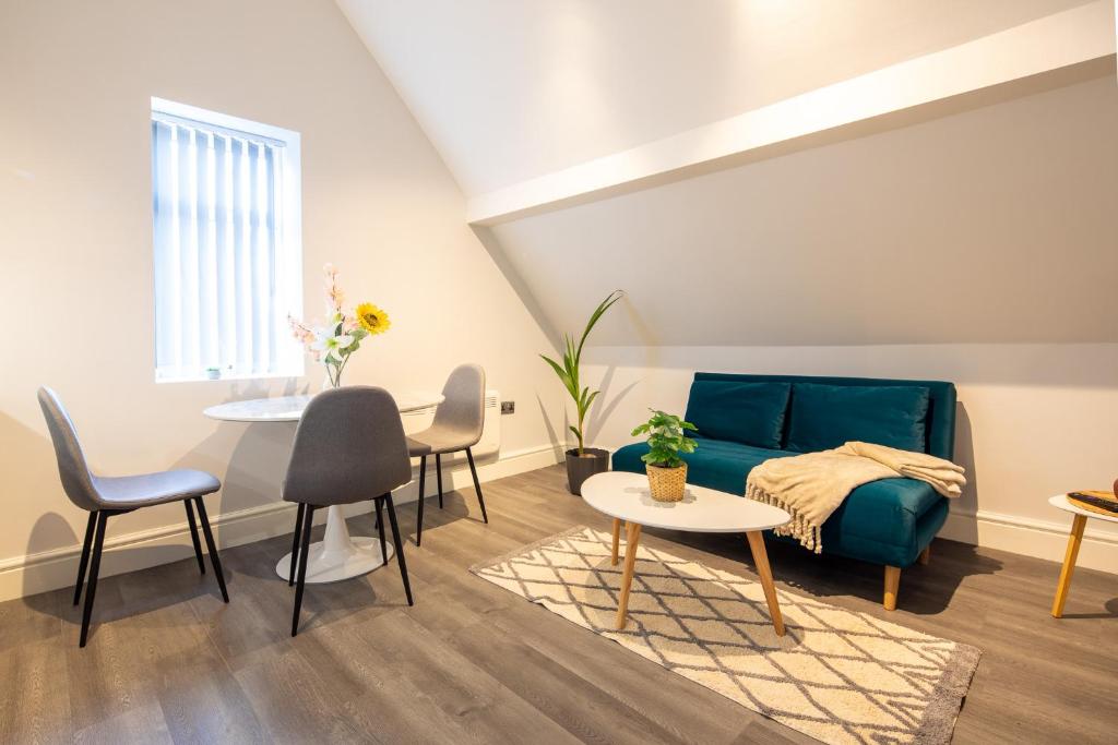 曼徹斯特的住宿－MSRSH lux 5，客厅配有沙发和桌椅