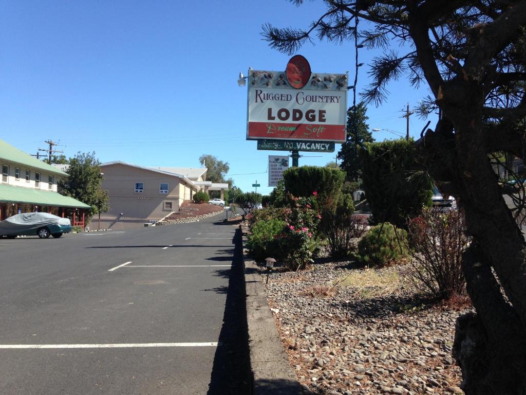 a sign for a new covenant canyon lodge on a street at Rugged Country Lodge in Pendleton