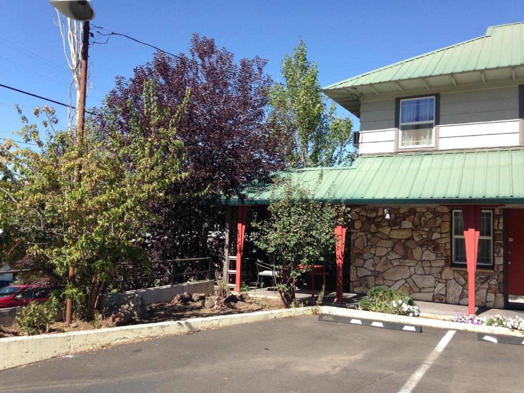 a building with a car parked in front of it at Rugged Country Lodge in Pendleton