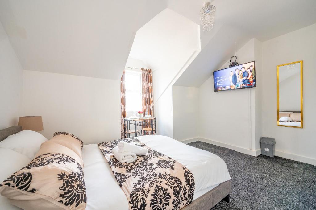 a bedroom with a bed and a tv on the wall at *RB246* For your most relaxed & Cosy stay + Free Parking + Free Fast WiFi * in Knowsthorpe