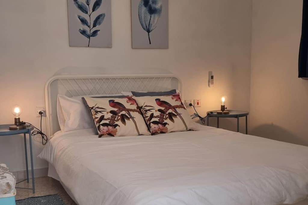 - une chambre avec un lit blanc et 2 oreillers dans l'établissement Ground floor apartment 3 min walk from the sea, à Marsaskala