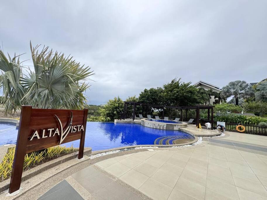 Bazén v ubytování Alta Vista De Boracay Loft Jade Building nebo v jeho okolí