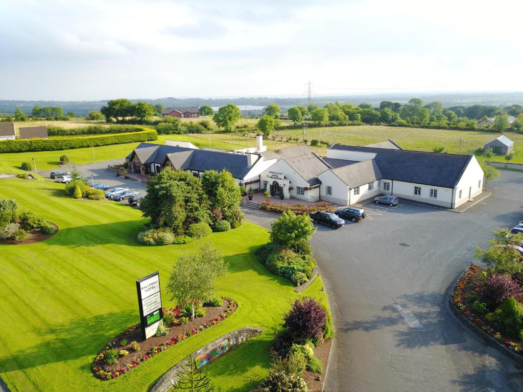 - une vue aérienne sur une maison avec une cour dans l'établissement Ballymac Hotel, à Stonyford