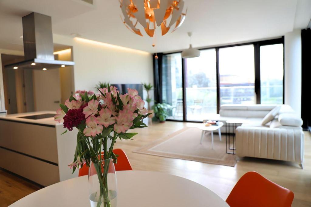 a vase of flowers sitting on a table in a living room at 2 Bedroom 2 Bathroom Apartment in Kings Cross Station in London