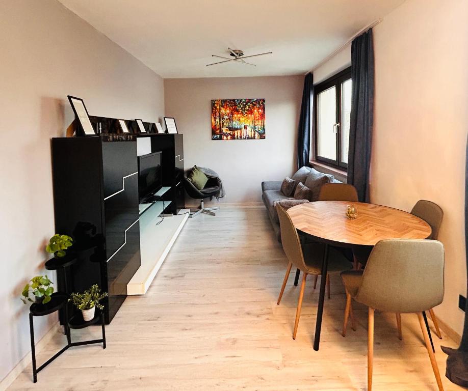 ein Wohnzimmer mit einem Tisch und einem Sofa in der Unterkunft Apartment Wien - Near Schönbrunn Palace in Wien