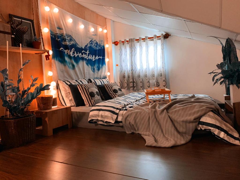 ein Schlafzimmer mit einem Bett und einem Tisch darauf in der Unterkunft Sky Homestay in Da Lat